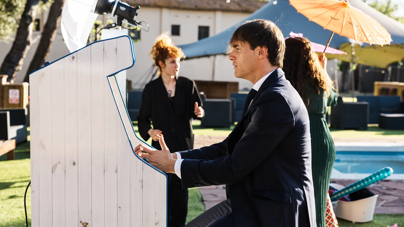 imatge noi jugant amo maquina arcade