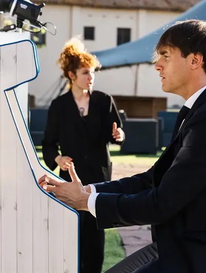 image de noi jugant a una maquina arcade